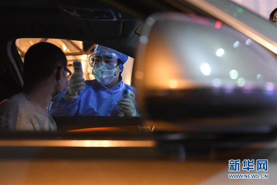 （在習近平新時代中國特色社會主義思想指引下&mdash;&mdash;新時代新作為新篇章&middot;習近平總書記關切事&middot;圖文互動）（6）當億萬只手緊握在一起&hellip;&hellip;&mdash;&mdash;戰(zhàn)&ldquo;疫&rdquo;一線感受中國力量