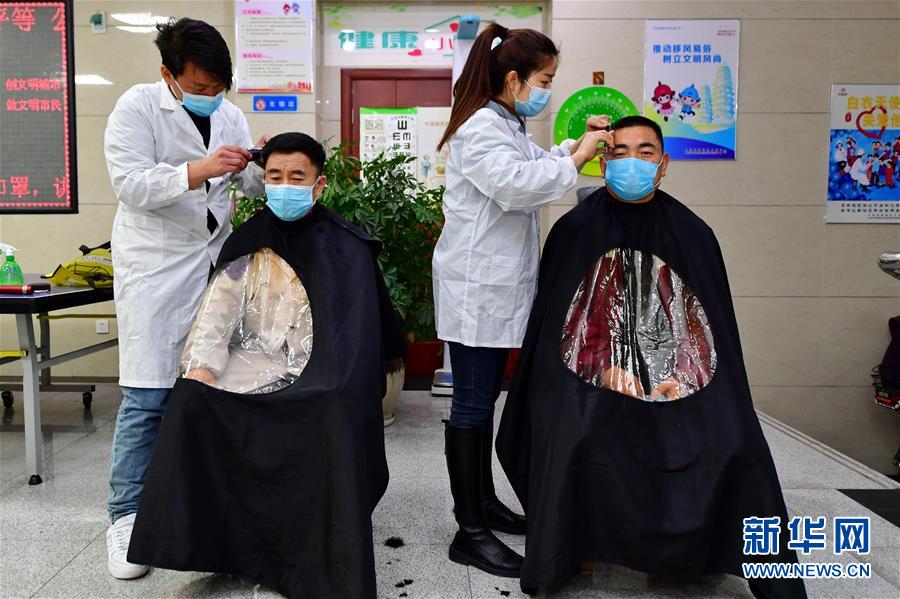 （在習(xí)近平新時(shí)代中國(guó)特色社會(huì)主義思想指引下&mdash;&mdash;新時(shí)代新作為新篇章&middot;習(xí)近平總書記關(guān)切事&middot;圖文互動(dòng)）（3）戰(zhàn)&ldquo;疫&rdquo;中的&ldquo;凡人微光&rdquo;