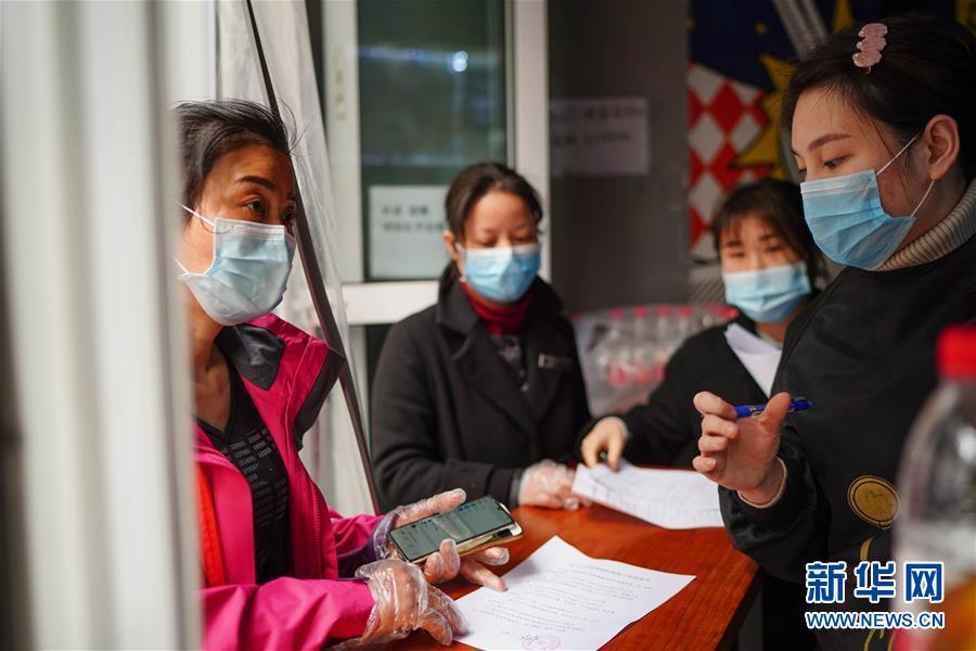 （習(xí)近平致敬的戰(zhàn)&ldquo;疫&rdquo;英雄&middot;社區(qū)工作者篇&middot;圖文互動）（7）他們，堅守一線戰(zhàn)風(fēng)雨