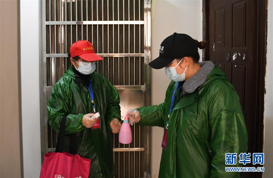 （習(xí)近平致敬的戰(zhàn)&ldquo;疫&rdquo;英雄&middot;社區(qū)工作者篇&middot;圖文互動）（9）他們，堅守一線戰(zhàn)風(fēng)雨