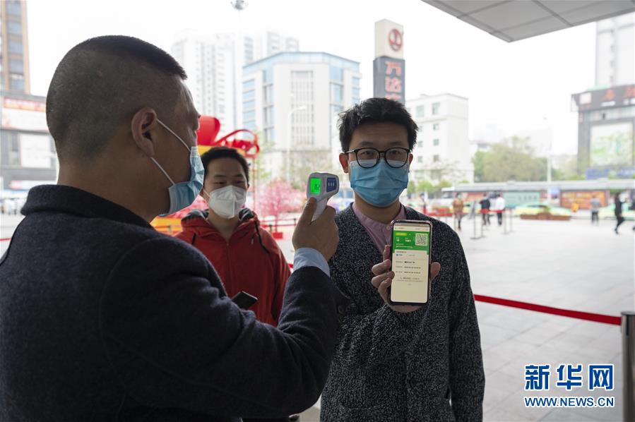 （在習(xí)近平新時(shí)代中國(guó)特色社會(huì)主義思想指引下&mdash;&mdash;新時(shí)代新作為新篇章&middot;習(xí)近平總書(shū)記關(guān)切事&middot;圖文互動(dòng)）（6）讓城市更聰明　讓經(jīng)濟(jì)更智慧&mdash;&mdash;各地加快形成數(shù)字新動(dòng)能促經(jīng)濟(jì)社會(huì)行穩(wěn)致遠(yuǎn)