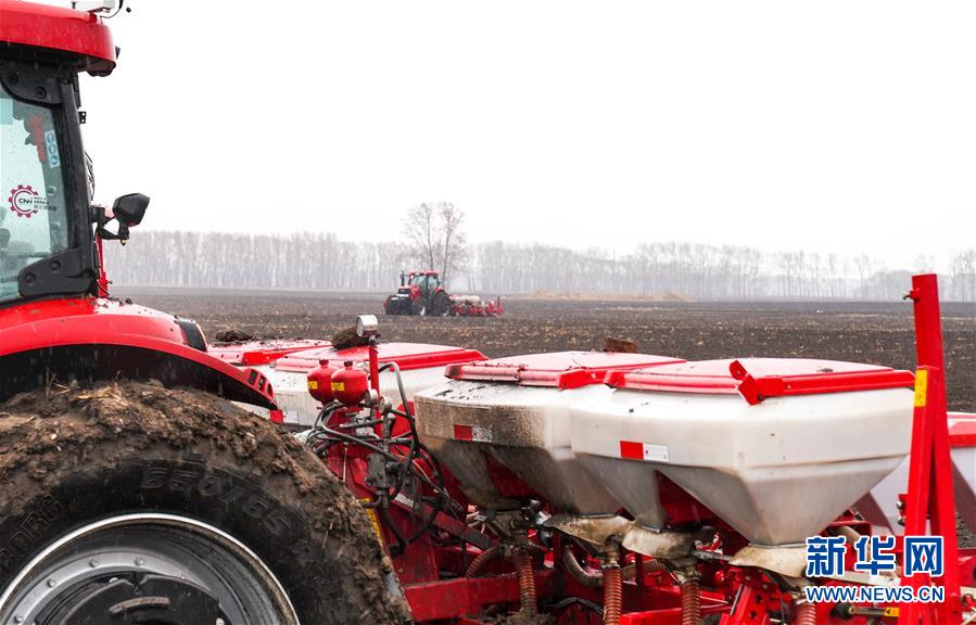 (在習近平新時代中國特色社會主義思想指引下——新時代新作為新篇章·習近平總書記關切事·圖文互動)(11)春耕忙 信心足——谷雨時節(jié)走馬東北直擊糧事