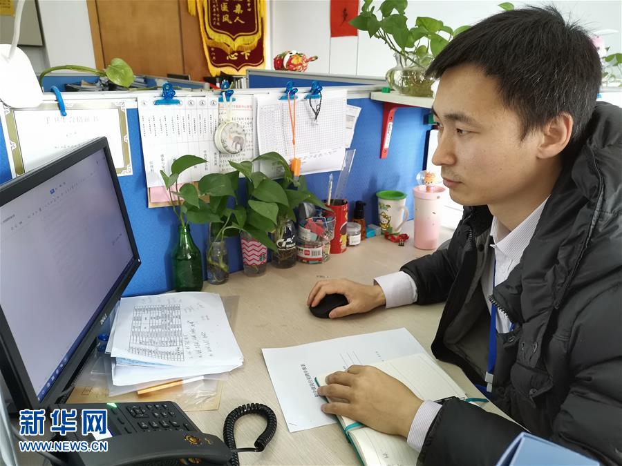 (在習(xí)近平新時(shí)代中國(guó)特色社會(huì)主義思想指引下——新時(shí)代新作為新篇章·習(xí)近平總書(shū)記關(guān)切事·圖文互動(dòng))(5)錘煉意志 輕裝上陣——黨員干部在一線(xiàn)磨礪閃光故事