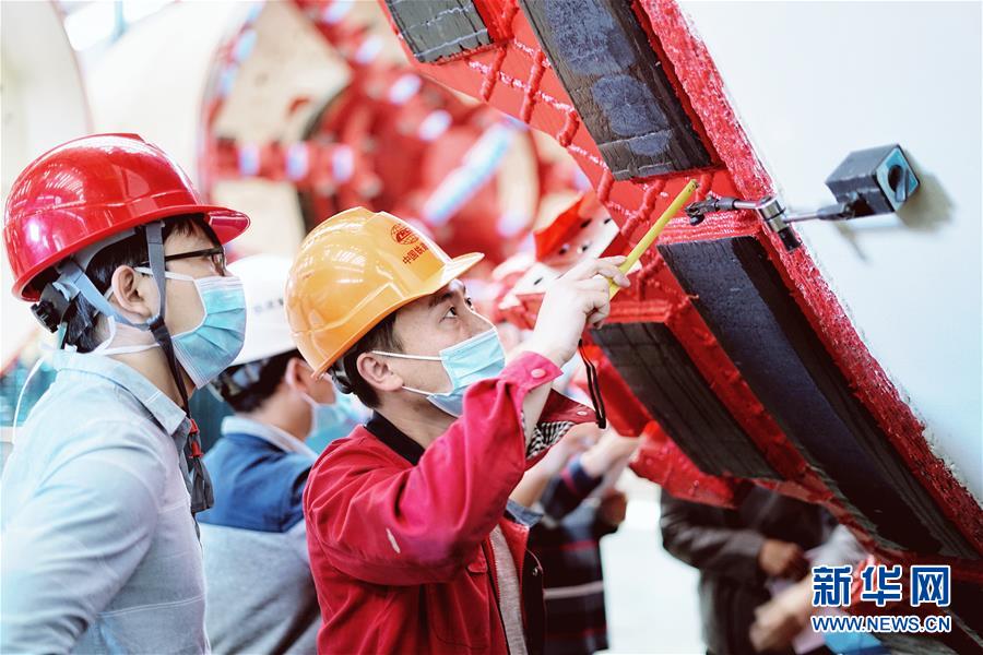 （在習(xí)近平新時代中國特色社會主義思想指引下&mdash;&mdash;新時代新作為新篇章&middot;習(xí)近平總書記關(guān)切事&middot;圖文互動）（1）最有力的支撐，最堅(jiān)決的攀登&mdash;&mdash;記錄奮戰(zhàn)在復(fù)工復(fù)產(chǎn)一線的科技工作者