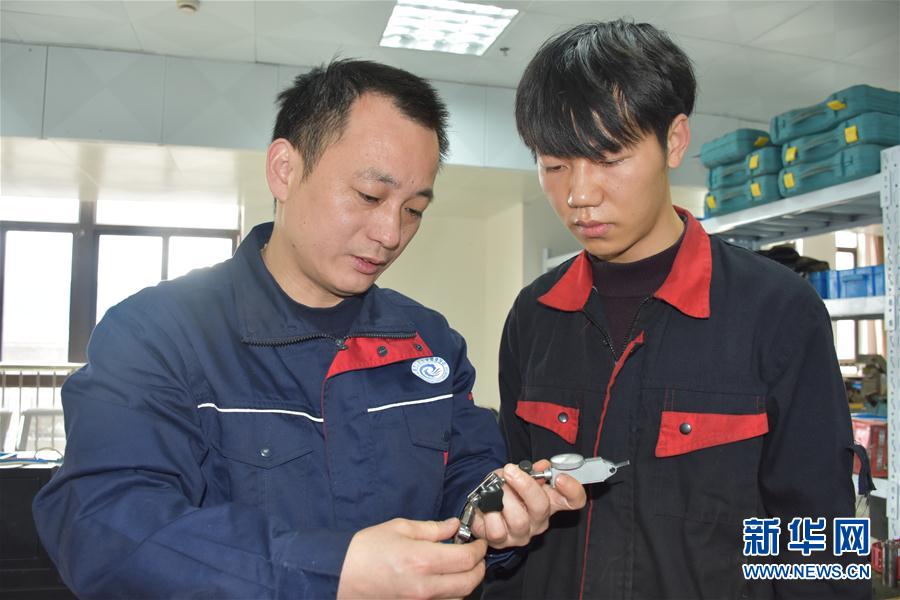 （總書記推動(dòng)的改革身邊事&middot;教育改革篇&middot;圖文互動(dòng)）（3）特寫：&ldquo;95后&rdquo;上海職校生：&ldquo;我的工牌上印著&lsquo;中國(guó)航天&rsquo;&rdquo;