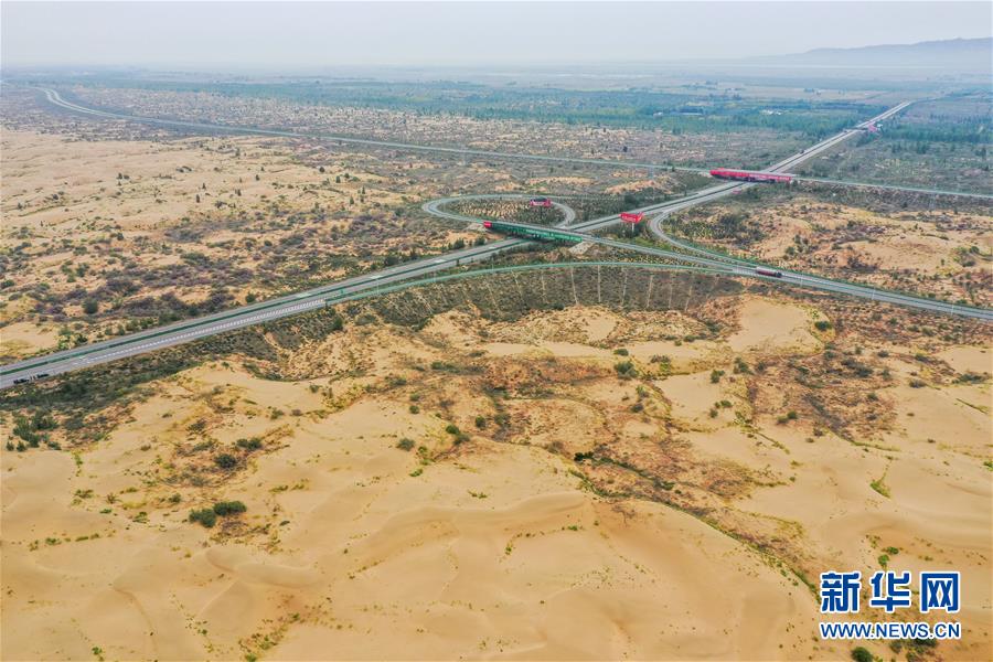 （在習(xí)近平新時(shí)代中國(guó)特色社會(huì)主義思想指引下&mdash;&mdash;新時(shí)代新作為新篇章&middot;習(xí)近平總書記關(guān)切事&middot;圖文互動(dòng)）（11）綠意，在黃沙中鋪展&mdash;&mdash;我國(guó)防沙治沙紀(jì)實(shí)