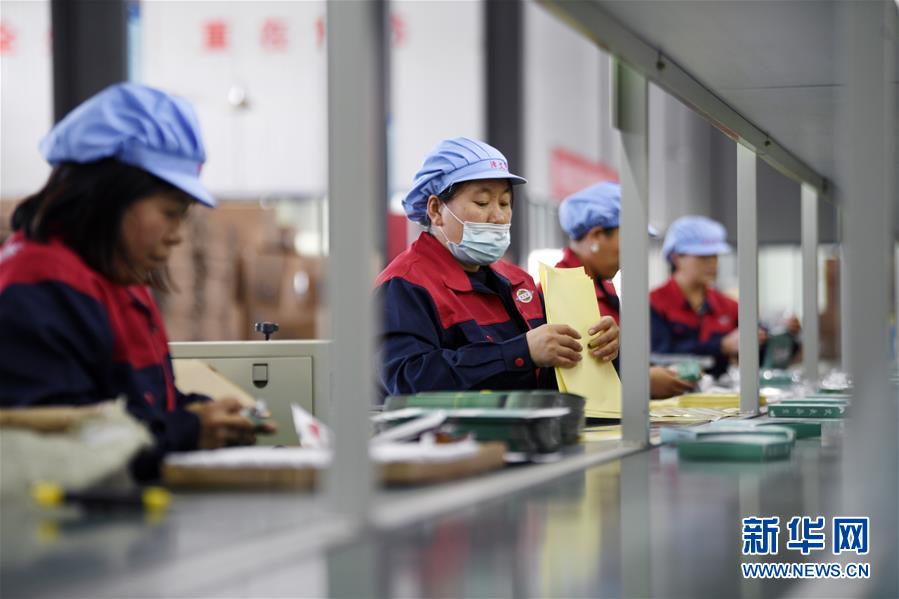 （在習近平新時代中國特色社會主義思想指引下&mdash;&mdash;新時代新作為新篇章&middot;習近平總書記關切事&middot;圖文互動）（1）&ldquo;綠色銀行&rdquo;發(fā)工資、&ldquo;股東&rdquo;分紅來敲門&hellip;&hellip;&mdash;&mdash;探索長效脫貧致富新機制見聞