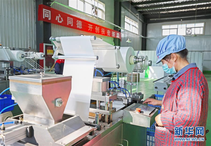 （在習近平新時代中國特色社會主義思想指引下&mdash;&mdash;新時代新作為新篇章&middot;習近平總書記關切事&middot;圖文互動）（2）&ldquo;綠色銀行&rdquo;發(fā)工資、&ldquo;股東&rdquo;分紅來敲門&hellip;&hellip;&mdash;&mdash;探索長效脫貧致富新機制見聞