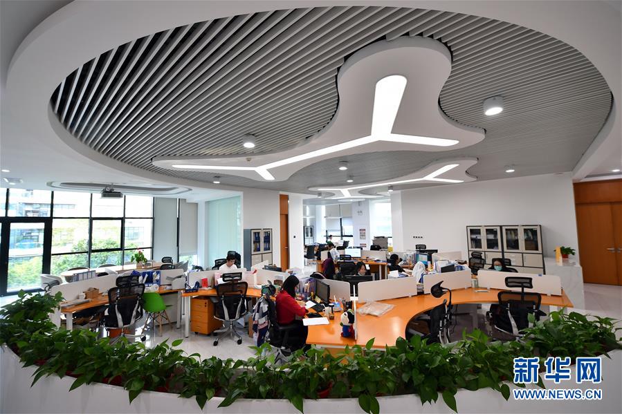 (在習(xí)近平新時(shí)代中國特色社會(huì)主義思想指引下——新時(shí)代新作為新篇章·習(xí)近平總書記關(guān)切事·圖文互動(dòng))(4)我家大門常打開——經(jīng)濟(jì)特區(qū)全方位對(duì)外開放故事