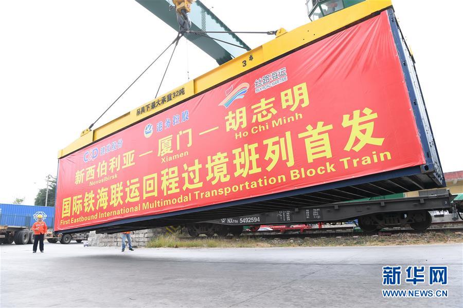 (在習(xí)近平新時(shí)代中國特色社會(huì)主義思想指引下——新時(shí)代新作為新篇章·習(xí)近平總書記關(guān)切事·圖文互動(dòng))(6)我家大門常打開——經(jīng)濟(jì)特區(qū)全方位對(duì)外開放故事