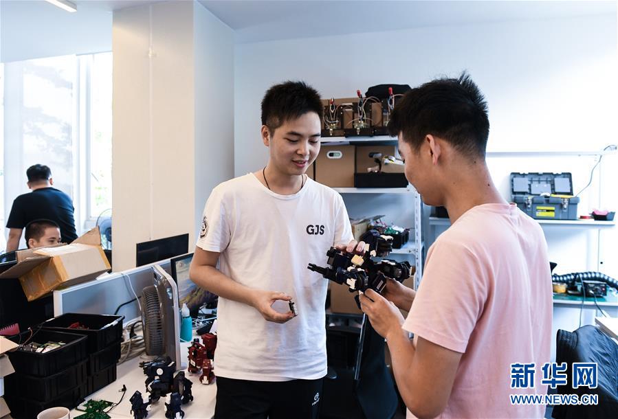 (在習(xí)近平新時(shí)代中國特色社會(huì)主義思想指引下——新時(shí)代新作為新篇章·習(xí)近平總書記關(guān)切事·圖文互動(dòng))(8)我家大門常打開——經(jīng)濟(jì)特區(qū)全方位對(duì)外開放故事