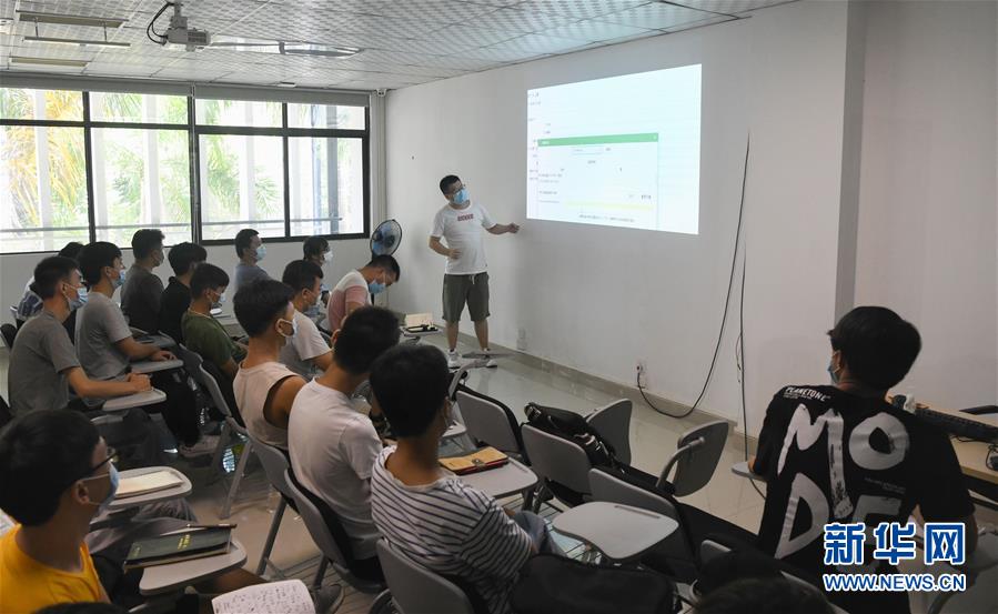 (在習(xí)近平新時(shí)代中國特色社會(huì)主義思想指引下——新時(shí)代新作為新篇章·習(xí)近平總書記關(guān)切事·圖文互動(dòng))(9)我家大門常打開——經(jīng)濟(jì)特區(qū)全方位對(duì)外開放故事