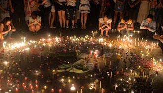 昆山市民在昆山市民廣場(chǎng)哀悼死者、為傷者祈福