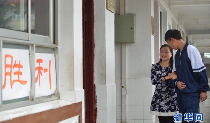 劉芳在學(xué)生協(xié)助下，前去上課