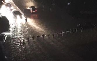 暴雨中的&ldquo;最美人墻&rdquo;找到了！