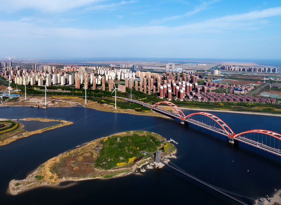 銳意進(jìn)取，埋頭苦干，向著偉大目標(biāo)奮力前行