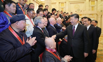 慶祝大會(huì)結(jié)束后，習(xí)近平等會(huì)見(jiàn)受表彰人員及親屬代表