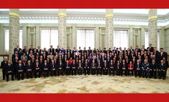 慶祝大會(huì)結(jié)束后，習(xí)近平等同受表彰人員及親屬代表合影留念