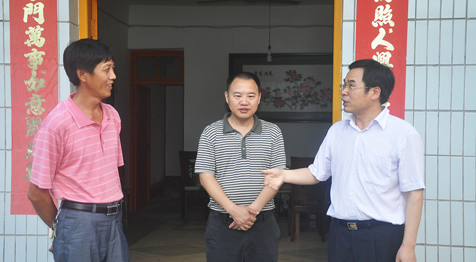 他對(duì)群眾好 群眾跟他親&mdash;&mdash;追記獻(xiàn)身羅霄山區(qū)脫貧攻堅(jiān)事業(yè)的湖南炎陵縣委原書(shū)記黃詩(shī)燕