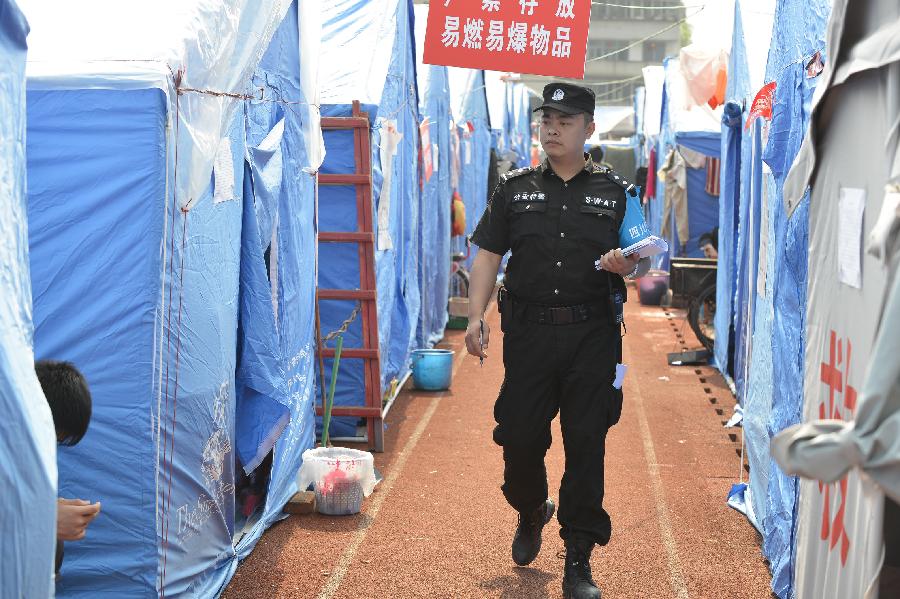 災(zāi)區(qū)安置點的守護(hù)者 群眾心里的暖心人&mdash;&mdash;記蘆山災(zāi)區(qū)安置點民警諶勇