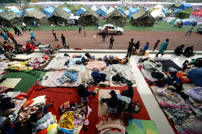 攜手面對暫時的困難&mdash;雅安地震部分災(zāi)民安置點實況