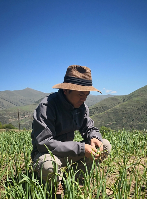 華能駐四川羊高村&ldquo;第一書(shū)記&rdquo;葉盛 為羊高村撕下舊標(biāo)簽