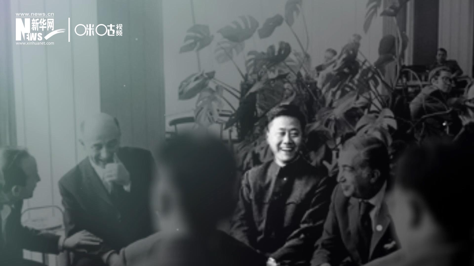 照片里的這個人是高梁，原新華社國際部記者。原本作為代表團隨行記者的他接到通知，由他帶領(lǐng)一支先遣小組先行去紐約。