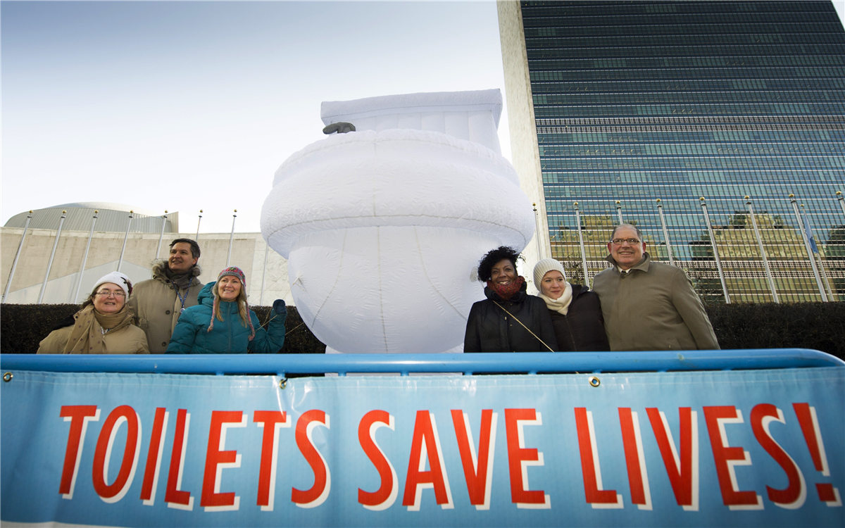&ldquo;世界廁所日&rdquo;，聯合國總部大樓前的口號條幅