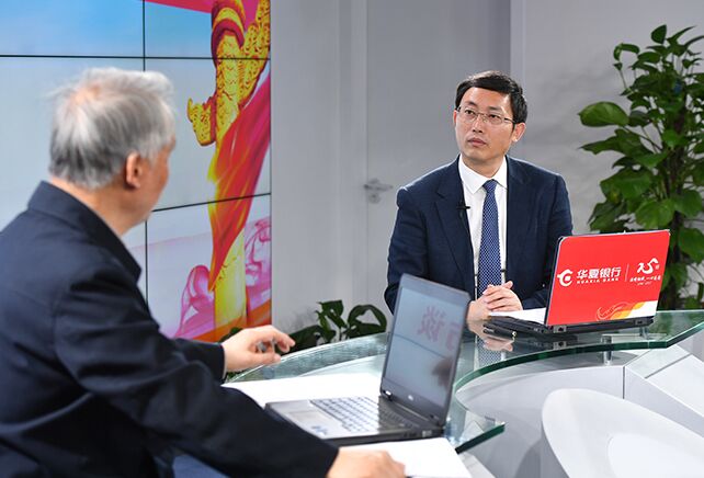 您再給我們梳理一下，黨章中有關(guān)&ldquo;基本路線&rdquo;的修改情況。