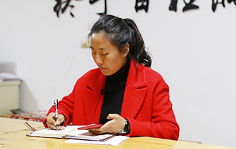 回鄉(xiāng)，立志改變家鄉(xiāng)落后面貌