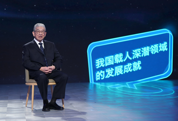 抱著要建造先進的海軍裝備保家衛(wèi)國的心愿，考入了交通大學造船系