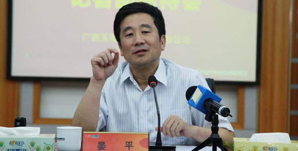 玉柴集團公司董事局主席晏平&mdash;&mdash;大家可能不一定認識我，但是大家一定坐過裝配玉柴發(fā)動機的客車、公交車，因為玉柴發(fā)動機裝配在全國超過60%的客車、公交車上。玉柴發(fā)動機能夠陪伴大家上班、回家、逛街，我很自豪。我們將繼續(xù)制造更多更好的綠色產(chǎn)品，造福社會和百姓。