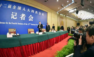 尚福林、劉士余、項(xiàng)俊波等步入會(huì)場(chǎng)