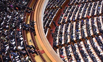 全國人大代表在大會(huì)現(xiàn)場(chǎng)