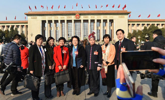 代表在會(huì)場外合影