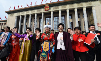 閉幕會(huì)后，代表走出人民大會(huì)堂