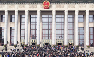 閉幕會后，代表走出人民大會堂