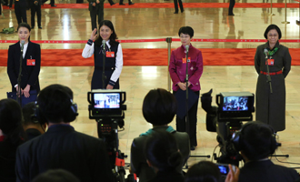 吳敏霞、杜玉濤、蒙曼、盧麗安代表接受采訪