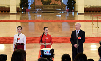 肖笑波、侯艷、徐俊代表接受采訪