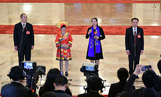 蔡松濤、杜麗群、楊小玲、賈立群代表接受采訪