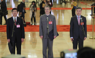 吳曉光、胡偉武、金東寒代表接受采訪