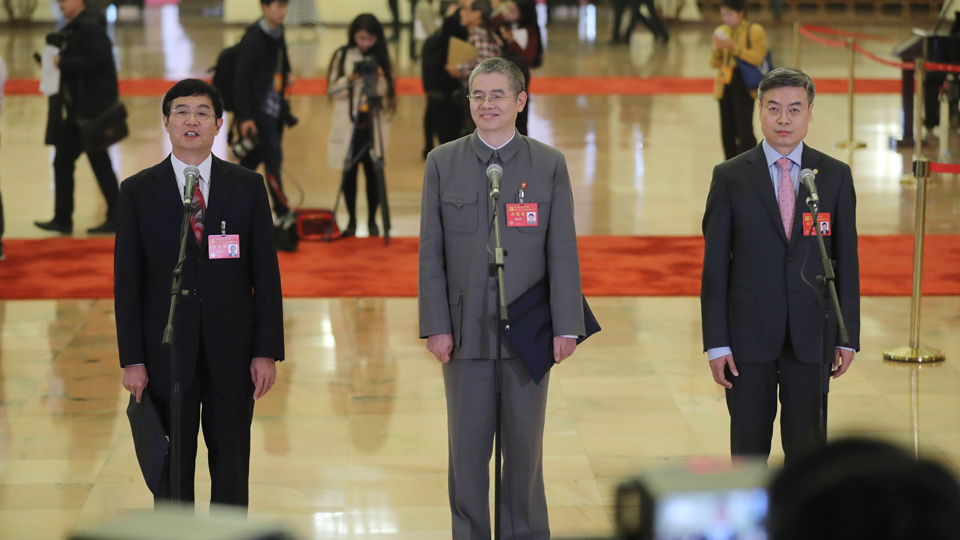 吳曉光、胡偉武、金東寒代表接受采訪