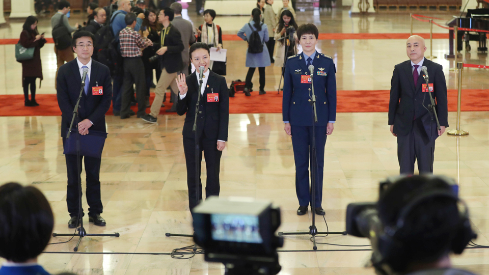 王辰、楊潔、劉文力、王旭東代表接受采訪