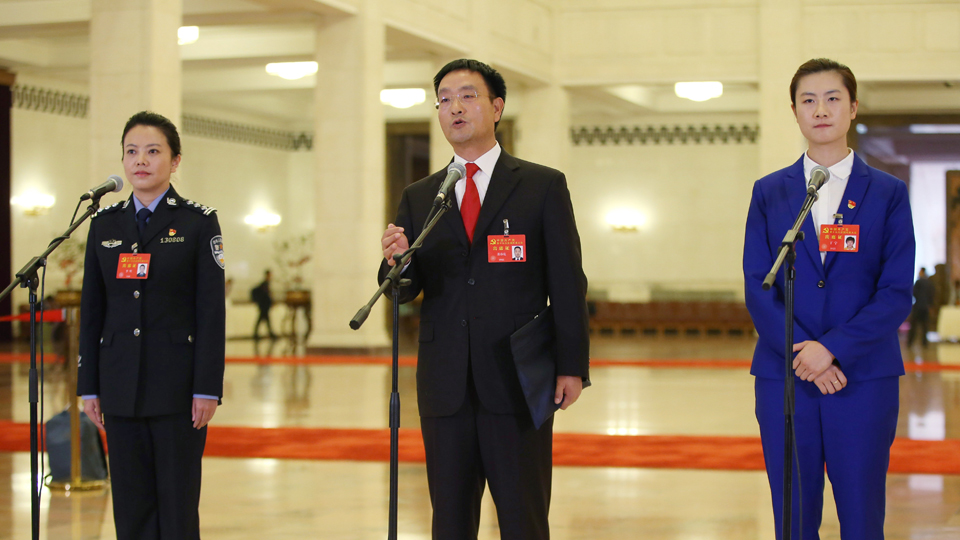 李貝、裴春亮、丁寧代表接受采訪