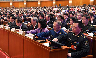 與會代表在表決總監(jiān)票人、監(jiān)票人名單草案