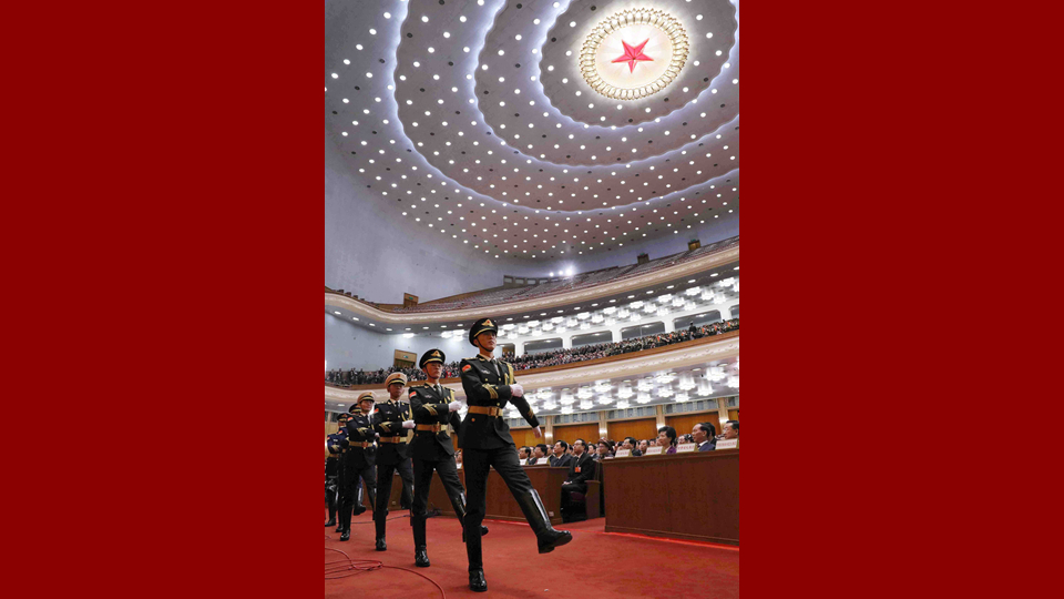 陸?？杖妰x仗兵正步行進至主席臺前