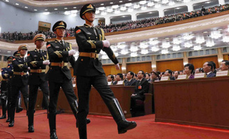 陸?？杖妰x仗兵正步行進(jìn)至主席臺(tái)前