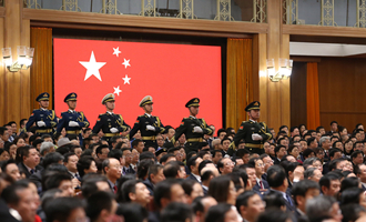 陸?？杖妰x仗兵正步行進