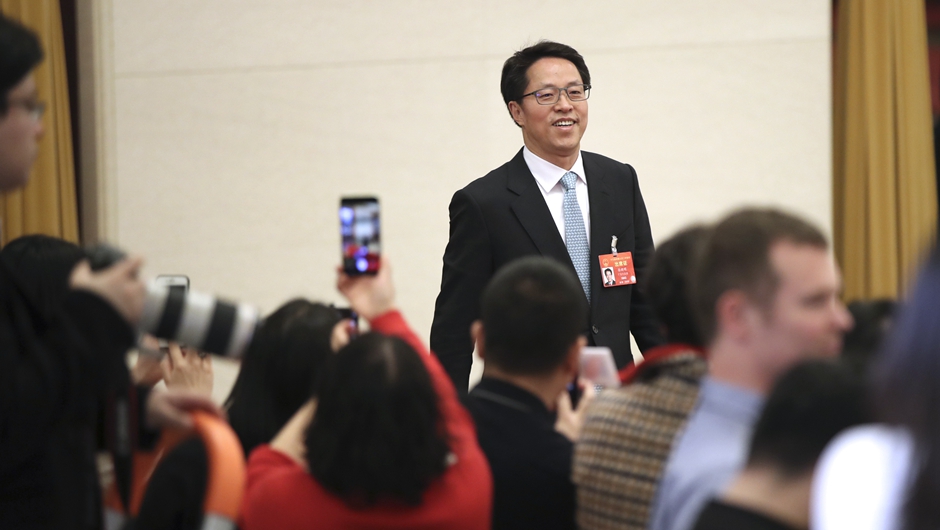 張曉明步入&ldquo;部長(zhǎng)通道&rdquo;，準(zhǔn)備接受采訪