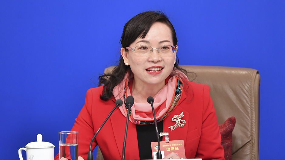 全國政協(xié)委員、湖南省湘西土家族苗族自治州政協(xié)副主席 石紅